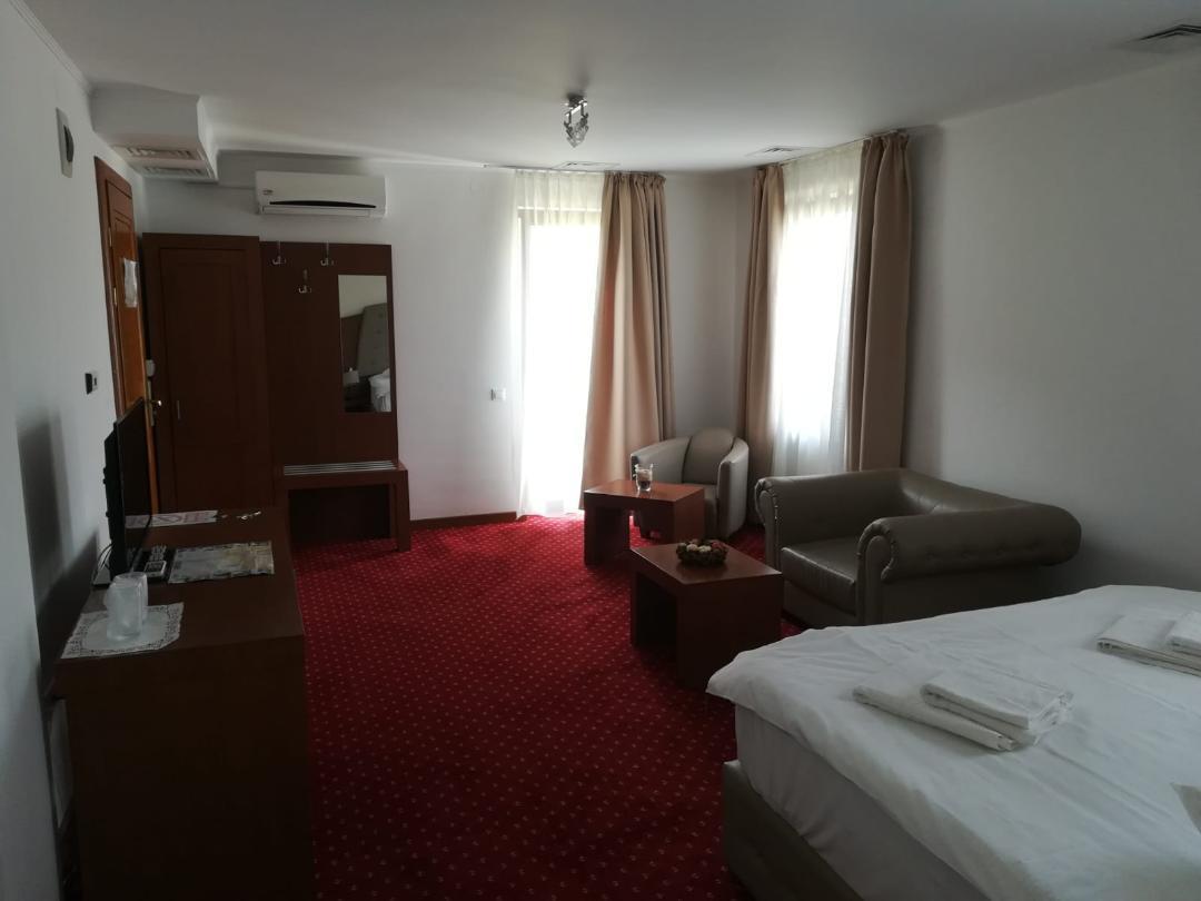 Hotel Dennis Mediaş Exteriör bild