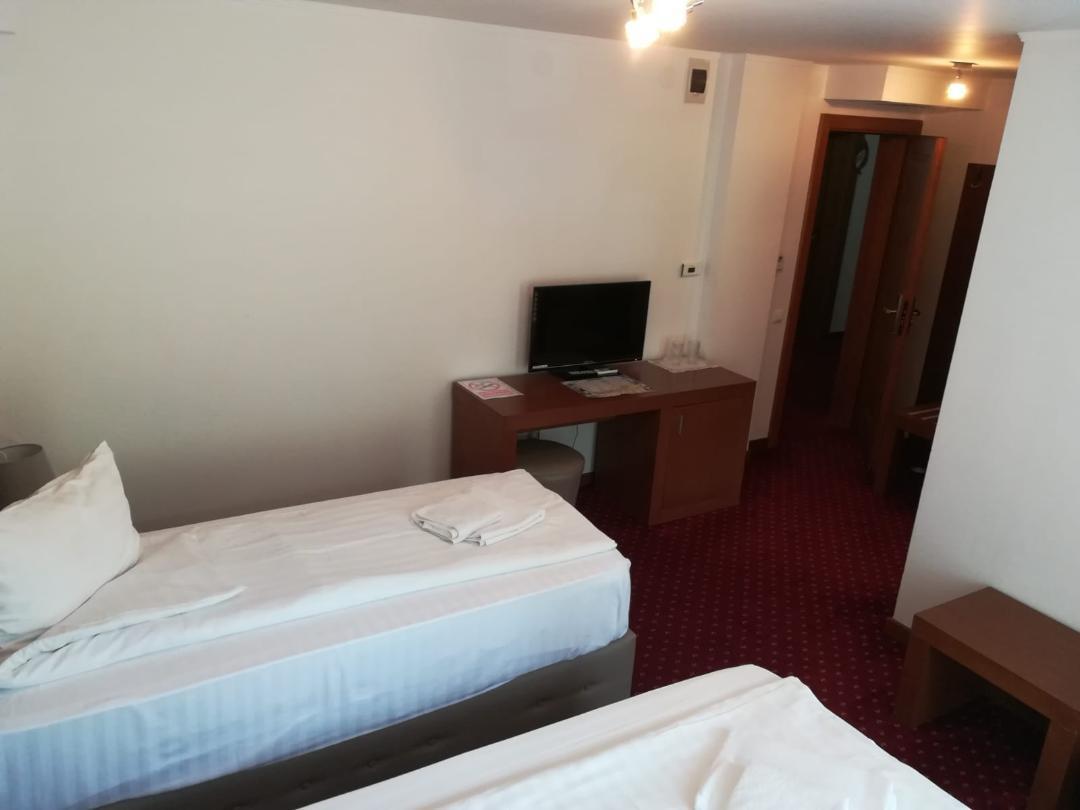 Hotel Dennis Mediaş Exteriör bild