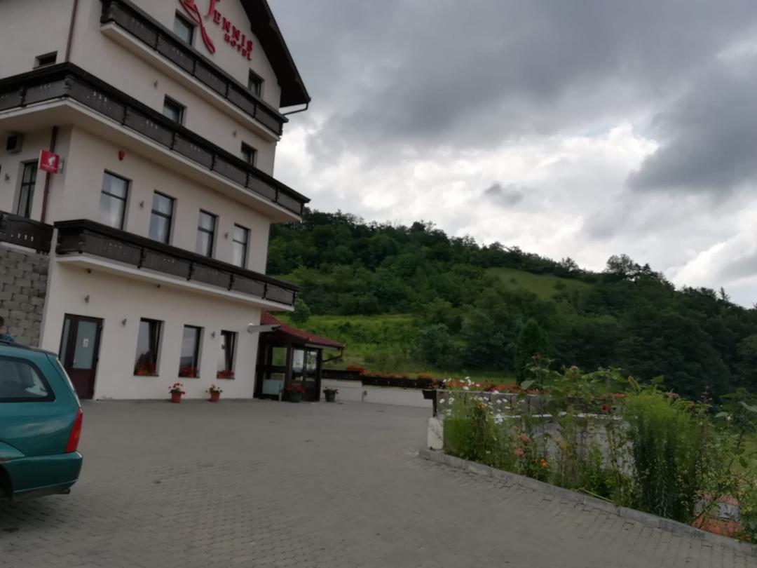 Hotel Dennis Mediaş Exteriör bild