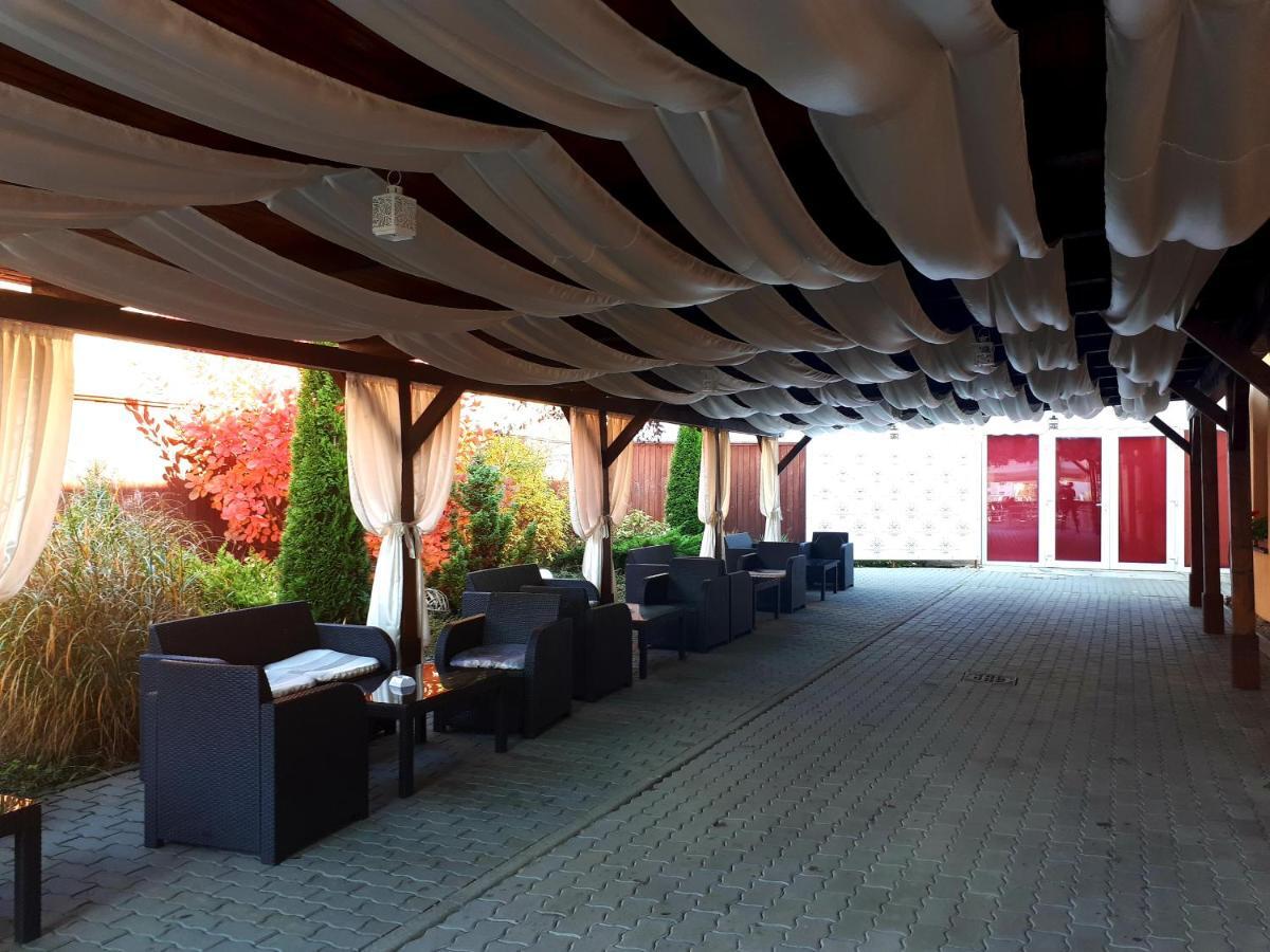Hotel Dennis Mediaş Exteriör bild
